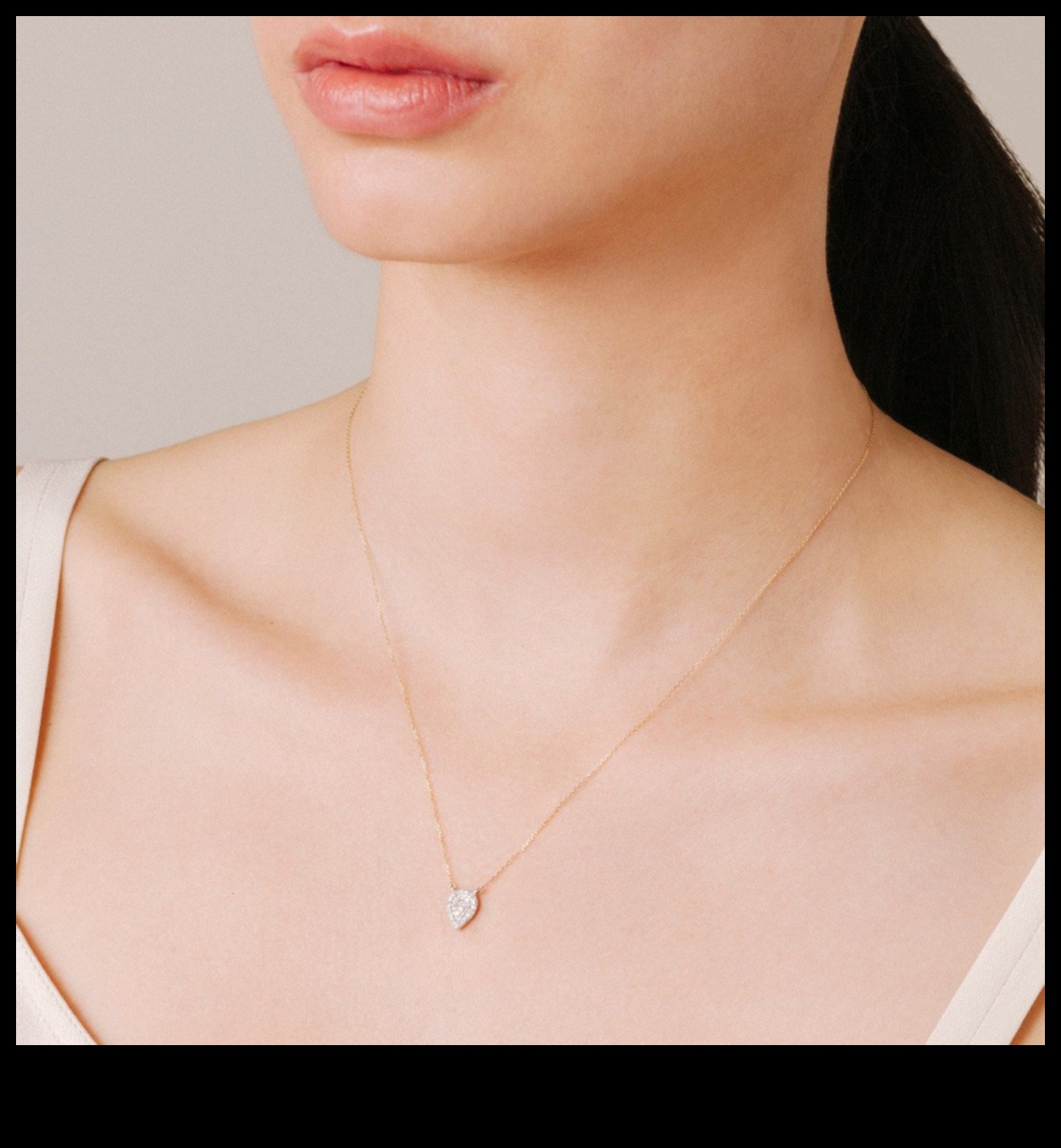 Mantojuma elegance: izbaudiet mūsu kaklarotu mūžīgo skaistumu