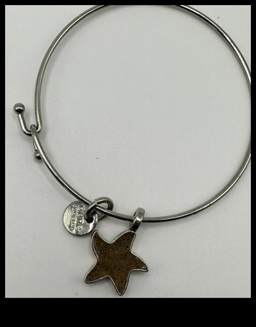 Izstrādāti piekariņi: izceliet savu stilu ar rokām darinātām rotaslietām