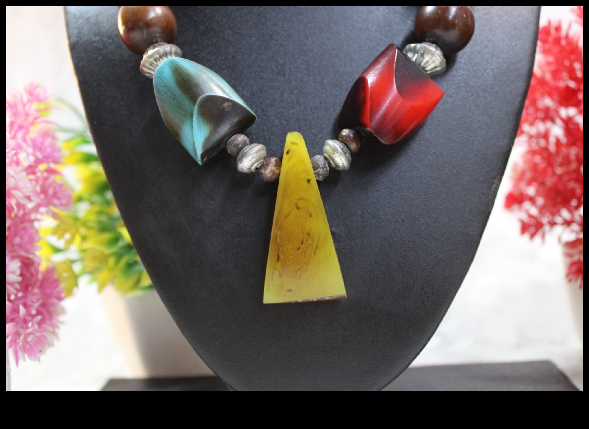 Izstrādāti piekariņi: izceliet savu stilu ar rokām darinātām rotaslietām