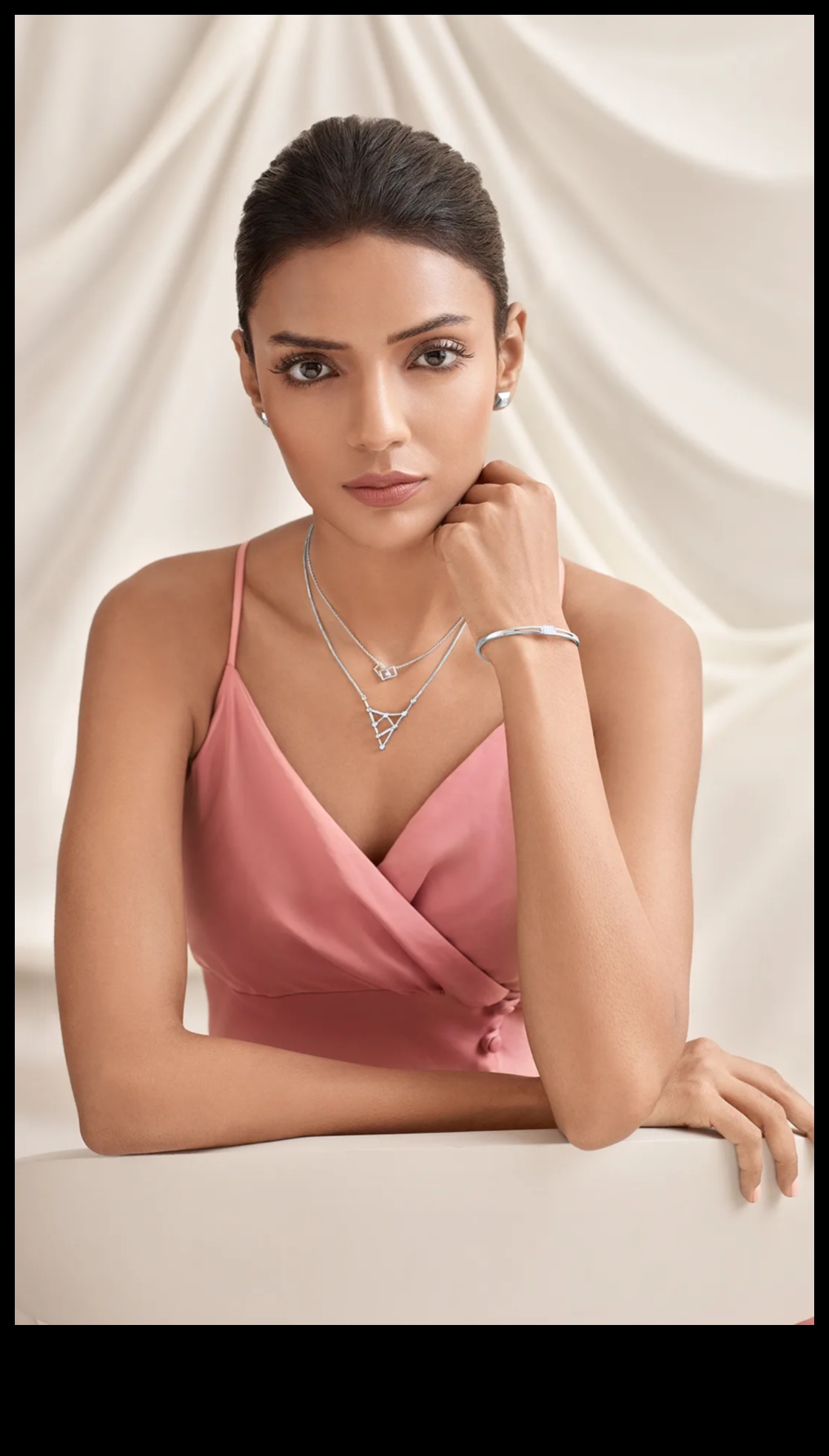 Atkārtoti definēts šarms: atklājiet perfektu kaklarotu, lai parādītu savu auru