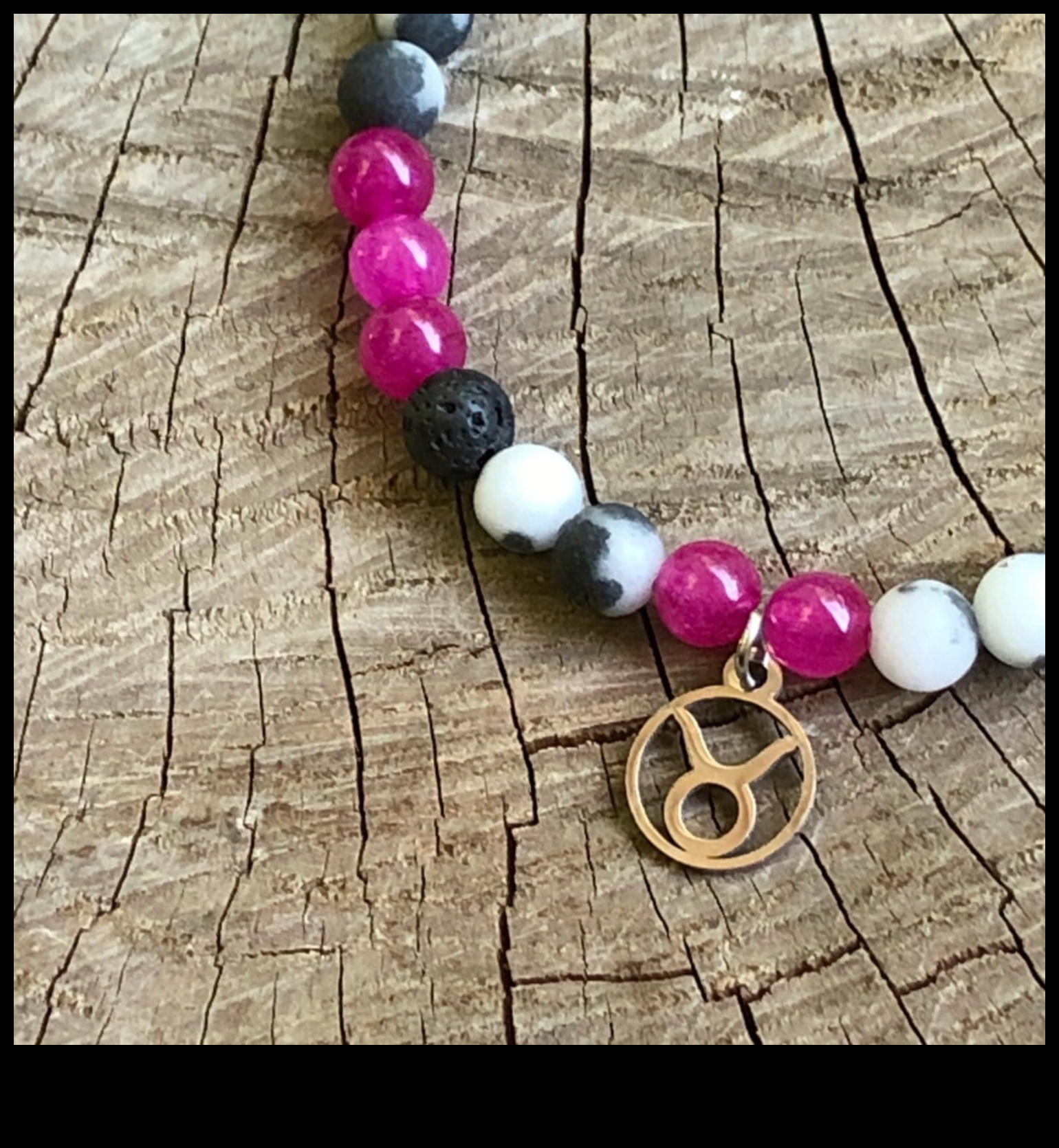 Harmonija dārgakmeņos: sazinieties ar skaistumu, izmantojot dārgakmeņu kaklasaites