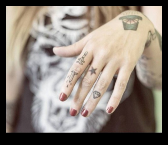 Fingered Fantasia: miniatūru roku tetovējumu stāstījumu atklāšana