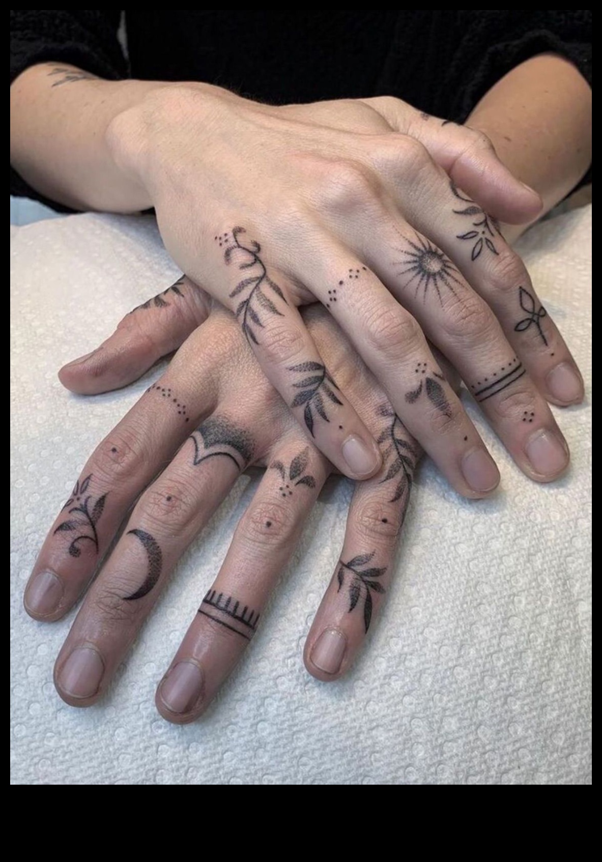 Fingered Fantasia: miniatūru roku tetovējumu stāstījumu atklāšana