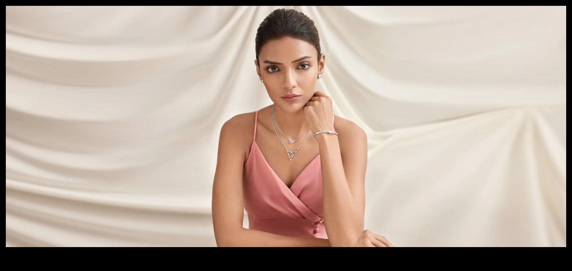 Atkārtoti definēts šarms: atklājiet perfektu kaklarotu, lai parādītu savu auru