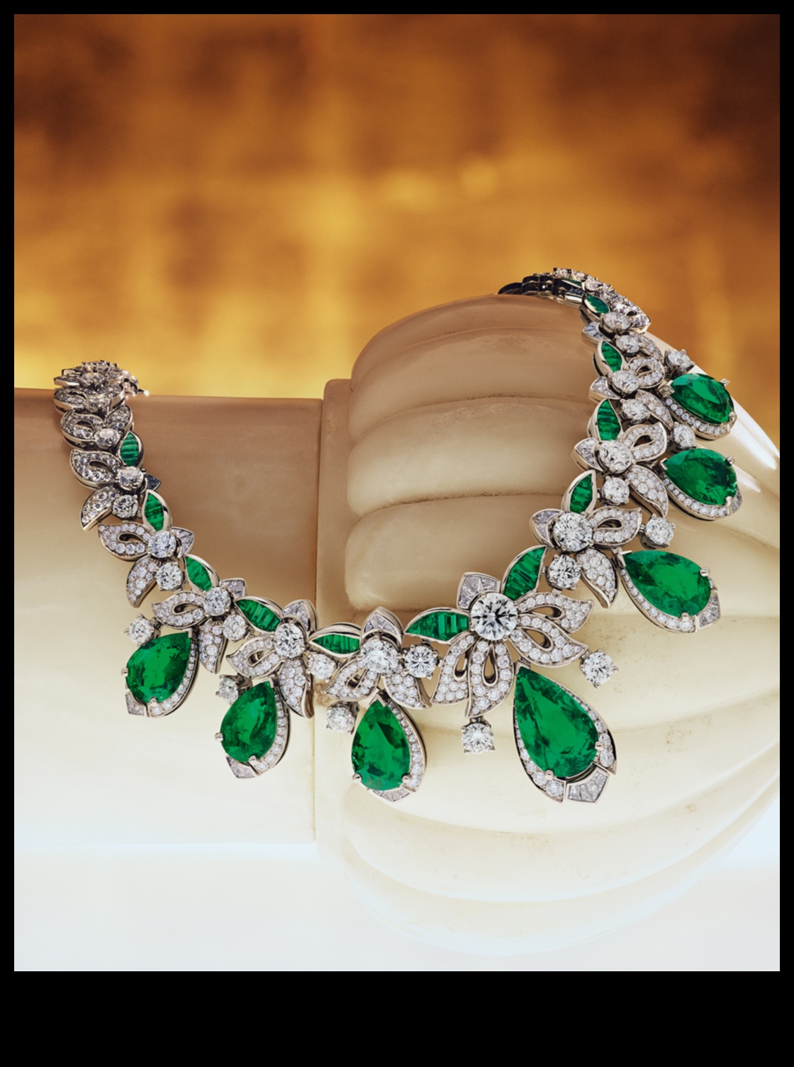 Majestic Splendor: kronējiet sevi ar mūsu majestātisko kaklarotu kolekciju