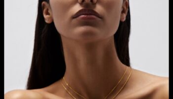 Mantojuma elegance: izbaudiet mūsu kaklarotu mūžīgo skaistumu