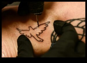 Mantojums uz ādas: tradicionālās tetovēšanas mākslas no jauna atklāšana